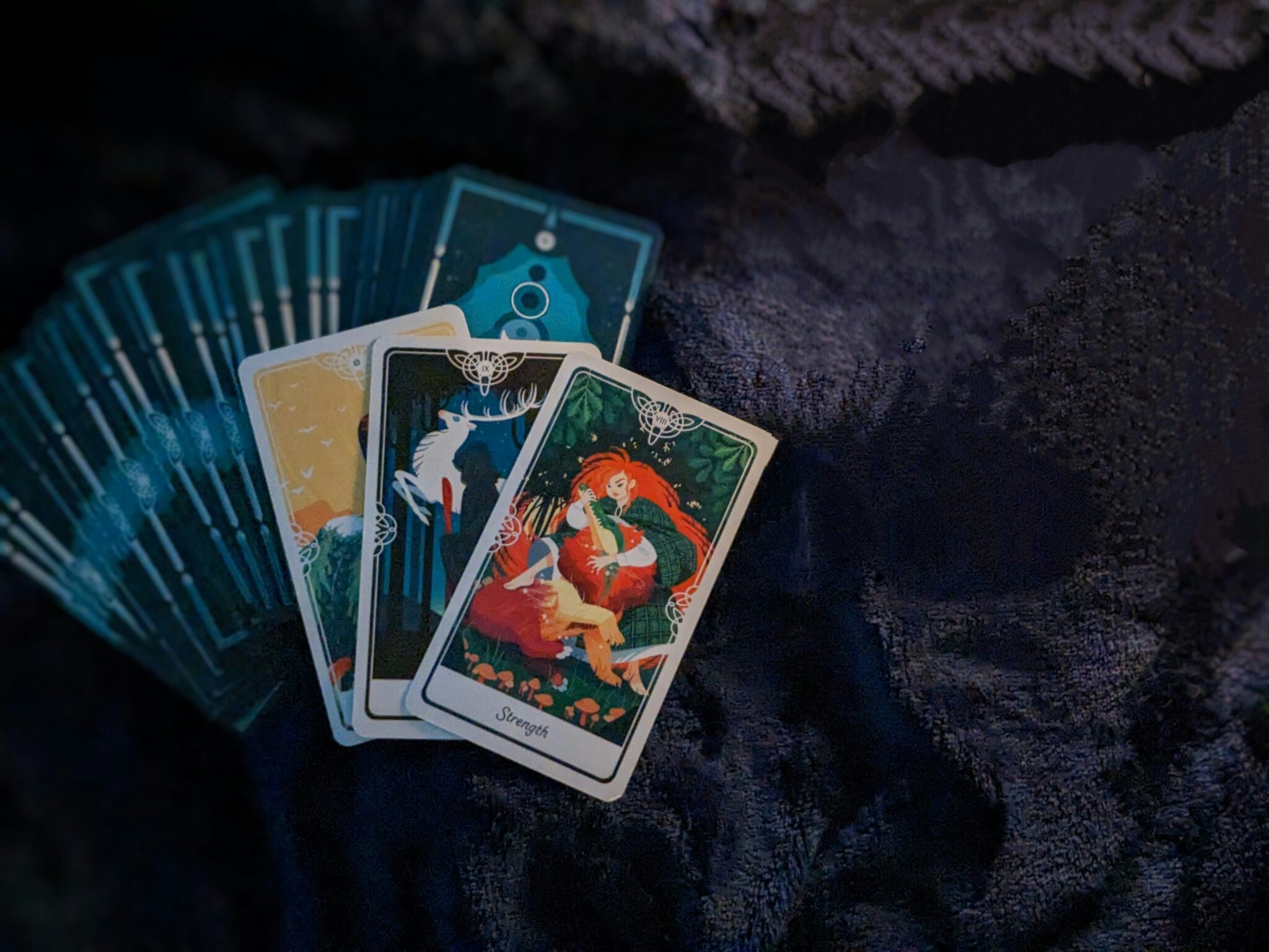 plongez dans l'univers fascinant du tarot avec notre découverte exclusive ! les créateurs du tarot agatha all along vous révèlent leur expérience unique d'adaptation des épreuves des sorcières au célèbre tarot rider. ne manquez pas cette occasion d'explorer les liens entre magie et cartomancie.