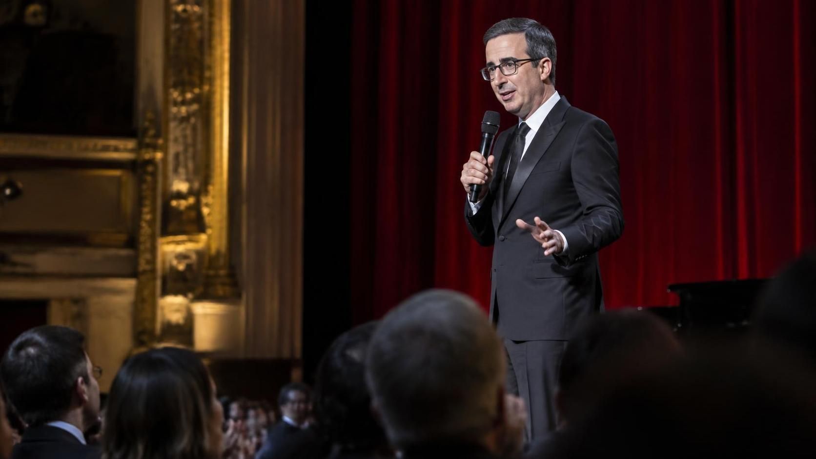 john oliver animera au carnegie hall la soirée célébrant les 40 ans de comic relief, un événement festif placé sous le signe de l’humour et de la solidarité.